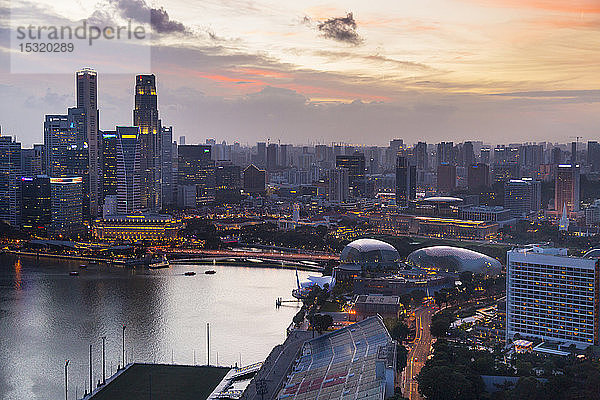 Skyline des Finanzdistrikts  Esplanade Waterfront Promenade und Marina Bay  Singapur