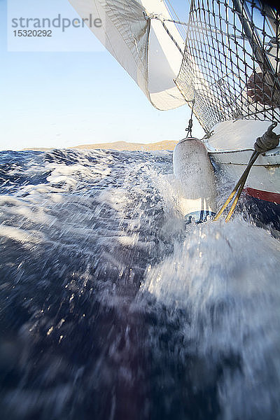 Segelboot spritzt Wasser  Menorca  Spanien