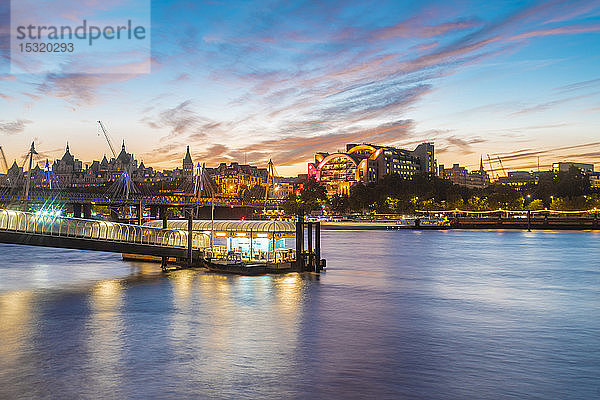 Skyline der Londoner Stadt mit dem Fährbahnhof Festival Pier  London  UK