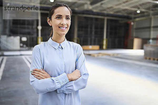 Porträt einer selbstbewussten Geschäftsfrau in einer Fabrik