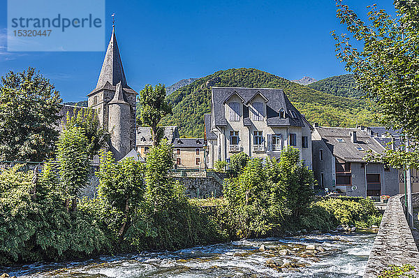 Frankreich  Hautes-Pyrenees  vallee d'Aure  Arreau  Kirche Notre-Dame und Haus von Jean Feraud am Ufer des Flusses Neste von Louron (Jakobsweg)