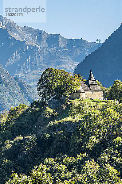 Frankreich  Pyrenäen-Nationalpark  Hautes Pyrenees  Kapelle Notre-Dame de Pietat am Anfang des Luz-St-Sauveur-Tals