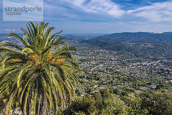 Frankreich  Provence-Alpes-Cote-d'Azur  Alpes-Maritimes  Blick auf das Pays de Grase von Cabris  das Mittelmeer und das Bergmassiv des Tanneron