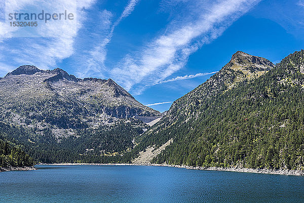 Frankreich  Hautes-Pyrenees  Haute Vallee d'Aure  Nationales Naturreservat Neouvielle  Gipfel des Neouvielle (oder Aubert)  2863 Meter hoch  der Oredon-See und der Staudamm des Cap de Long