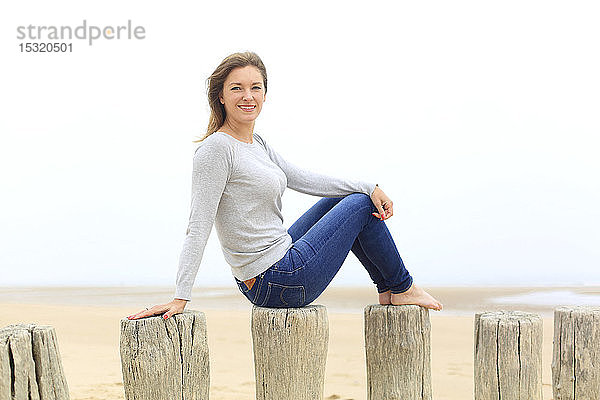 Junge Frau am Strand