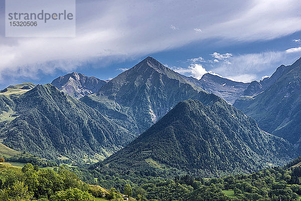 Frankreich  Hautes-Pyrenees  Blick vom Col de Val Louron-Azet (1580 Meter hoch) auf dem Gipfel der französisch-spanischen Grenze