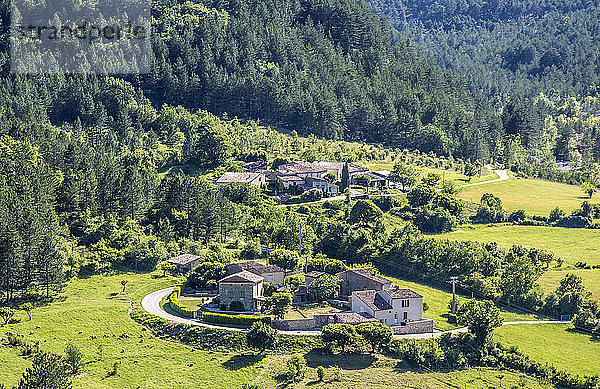 Frankreich  Vaucluse  Brantes  Toulourenc Tal (la Frache und Bernards Bauernhöfe) am Fuße des Mont Ventoux