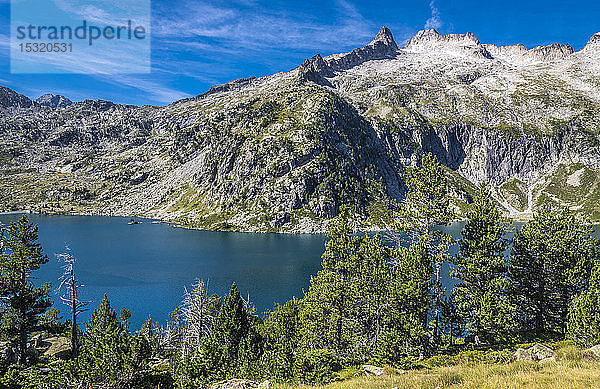 Frankreich  Hautes-Pyrenees  Haute Vallee d'Aure  Nationales Naturreservat Neouvielle  Gipfel der Neouvielle (oder Aubert)  2863 Meter hoch und der Aubert-See vom La Hourquette d'Aubert-Weg aus gesehen