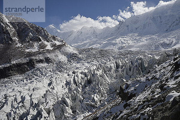 Pakistan  Gebiet Gilgit Baltistan  Nagar-Tal  Minapin-Gletscher  Blick über den Minapin-Gletscher und die hohen Schneeberge der Rakaposhi-Kette