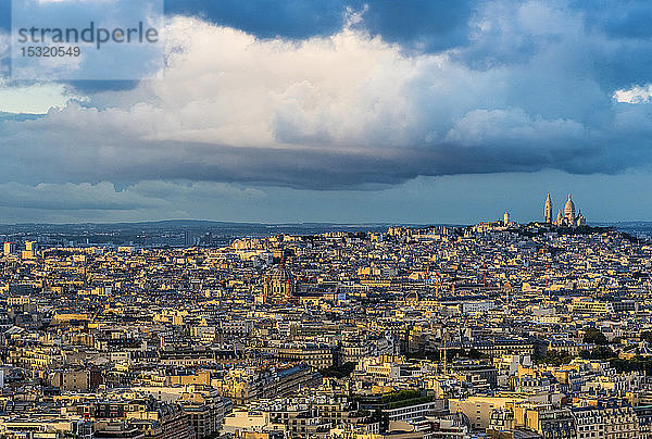 Frankreich  Paris  Blick vom Eiffelturm (Eglise Saint-Augustin und Herz-Jesu-Basilika in Paris)