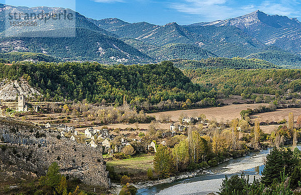 Spanien  Autonome Gemeinschaft Aragaon  Region Boltana  Janovas  verlassenes Dorf am Ufer des Flusses Ara (Fertigstellung eines Bewässerungssees)
