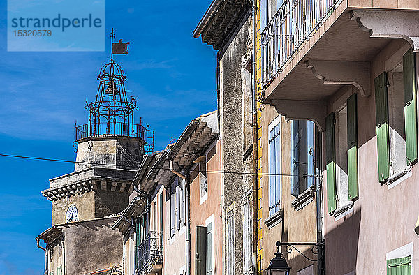 Region Auvergne  Rhone Alpes ; Nyons  ein Glockenturm von der Straße aus gesehen