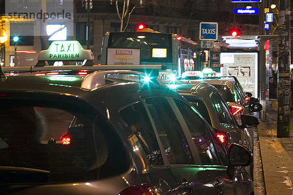 Frankreich  Paris  3. Arrondissement  Place de la Republique  Taxistation  Winternacht
