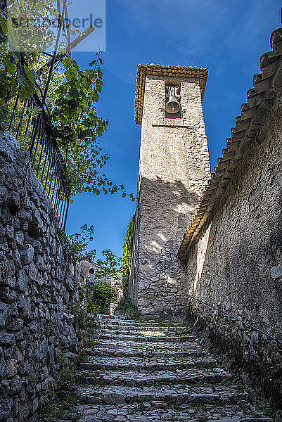 Frankreich  Vaucluse  hochgelegenes Dorf Brantes  gepflasterte Treppe zur Kirche Sainte Sidoine