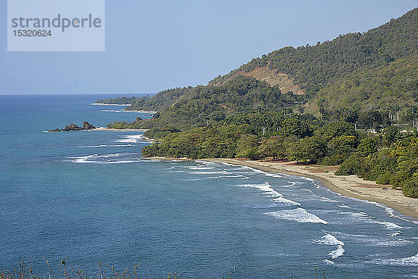 Kuba  östliche Region  Landschaft einer wilden Küste mit üppiger Vegetation und türkisblauem Meer