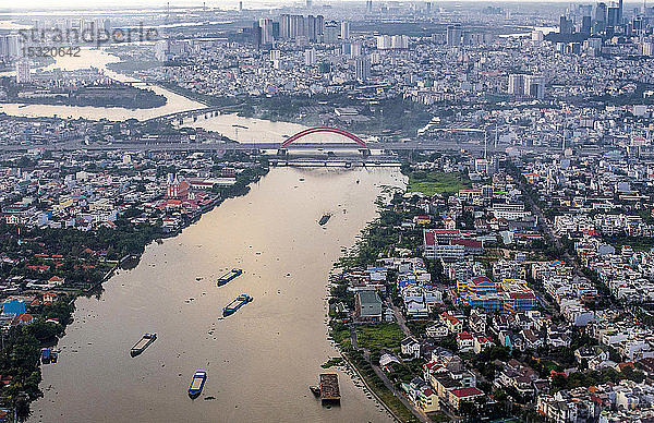 Vietnam  Ho Chi Minh (Saigon) vom Flugzeug aus gesehen  Saigon-Fluss