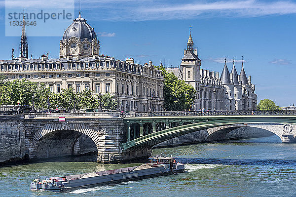 Frankreich  4. Arrondissement von Paris  Ile de la CIte  Hotel Dieu  Conciergerie und Palais de Justice hinter der Brücke Pont d'Arcole über die Seine