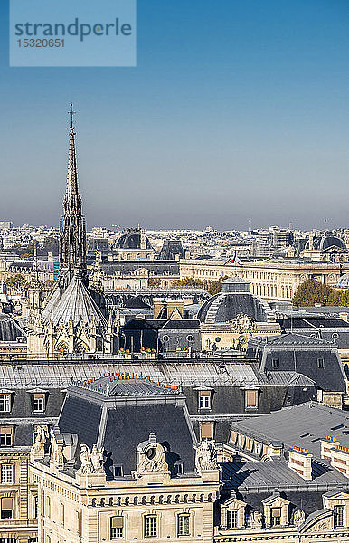 Frankreich  Paris  4. Arrondissement  Ile de la Cite  Blick auf die Prefecture de police (Polizeipräsidium) und die Sainte-Chapelle von den Türmen der Kathedrale Notre-Dame