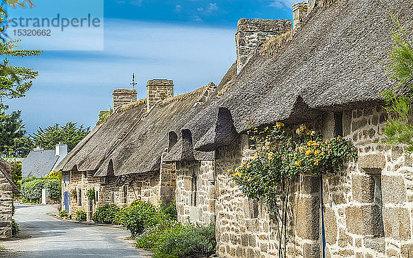 Frankreich  Bretagne  Nevez  'Pays des pierres debout' (Land der stehenden Steine)  Straße mit reetgedecktem Haus im Dorf Kercanic