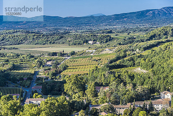 Frankreich  Vaucluse  Blick auf die landwirtschaftliche Ebene von Venasque (Schönstes Dorf Frankreichs)