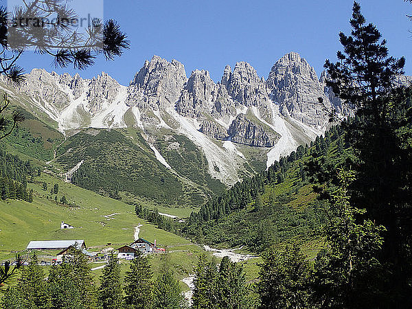 Ã-sterreich  Tirol  Stubaier Alpen  die Kemater HÃ?tte am FuÃŸ des KalkkÃ¶gels.