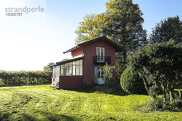 Europa  Frankreich  Burgund  Cote-d'Or  Bard les Epoisses  kleines Haus in einem Garten