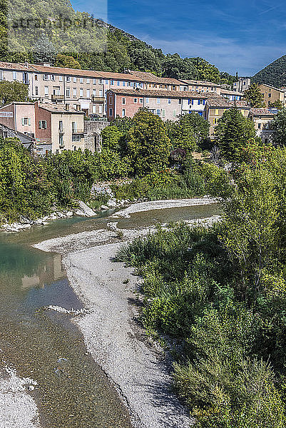 Frankreich  Region Auvergne Rhône-Alpes  Nyons  Blick auf die Häuser am Fluss Eygues