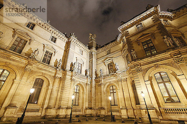 Paris. 1. Bezirk. Louvre-Museum bei Nacht. Fassaden der Pavillons Sully und Denon.