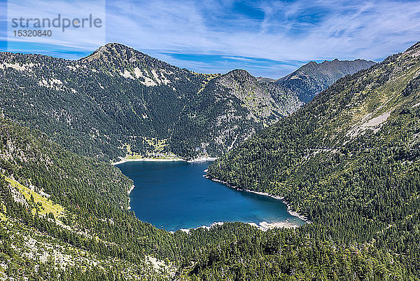 Frankreich  Hautes-Pyrenees  Haute Vallee d'Aure  Nationales Naturschutzgebiet Neouvielle  der See Oredon vom Staudamm Cap de Long aus gesehen