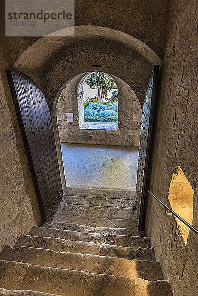 Frankreich  Bouches-du-Rhone  Zisterzienserabtei von Silvacane  Treppe der Matinee zwischen dem Schlafsaal der Mönche und der Kirche (13.-14. Jahrhundert)