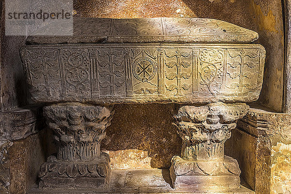 Frankreich  Tarn-et-Garonne  Abtei Saint-Pierre de Moissac (Jakobsweg)  Sarkophag (Pyrenäen-Marmorstein  4. Jahrhundert  verziert mit gemeißeltem Chi-Rho-Symbol und Pflanzen)