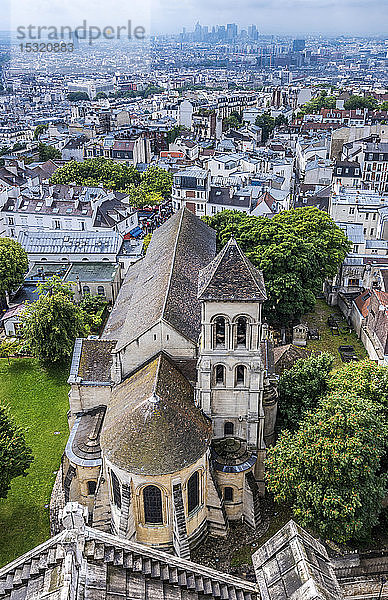 Frankreich  18. Arrondissement von Paris  Kirche Saint-Pierre de Montmartre von der Kuppel der Herz-Jesu-Basilika in Paris aus gesehen