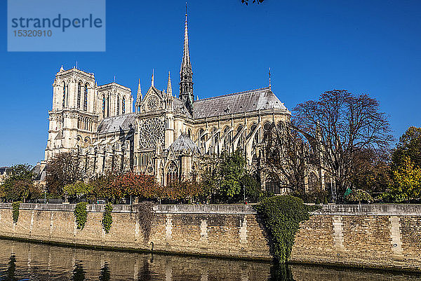 Frankreich  Paris  4. Arrondissement  Ile de la Cite  Apsis der Kathedrale Notre Dame de Paris am Ufer der Seine  gesehen vom Quai de Montebello