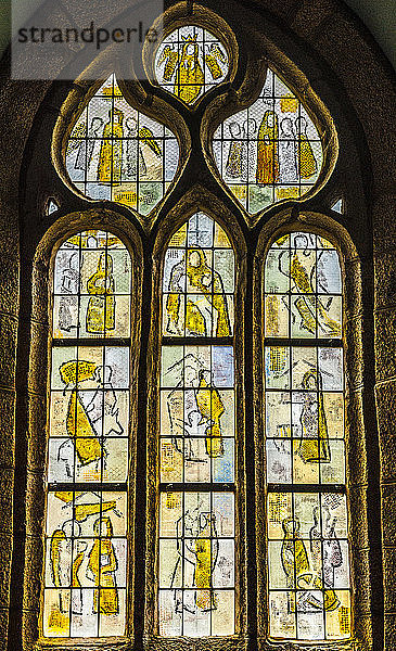 Frankreich  Bretagne  Trevignon  Kapelle Saint-Philibert in einem Land der 'pierres debout' (Häuschen aus stehenden Steinen)  Glasfenster mit Figuren des täglichen Lebens