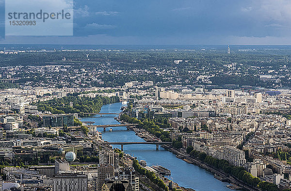Frankreich  15. und 16. Arrondissement von Paris  Blick vom Eiffelturm auf den südwestlichen Stadtrand (Seine  Maison de la Radio)