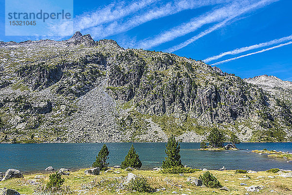 Frankreich  Hautes-Pyrenees  Haute Vallee d'Aure  Nationales Naturschutzgebiet Neouvielle  Gipfel des Neouvielle (oder Aubert)  2863 Meter hoch  und der Aubert-See