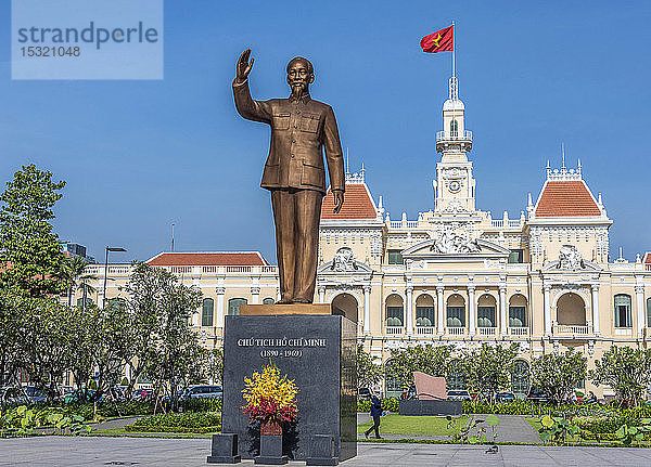 Vietnam  Ho-Chi-Minh-Stadt (Saigon)  Bezirk 1  Rathaus (Architekt Paul Gardes  1908) und Statue von Ho Chi Minh
