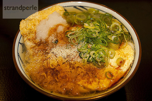 Japanisches Reis- und Eiergericht mit Frühlingszwiebeln   Japan