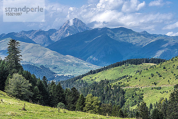 Frankreich  Hohe Pyrenäen  Col d'Aspin (1489 Meter hoch) zwischen dem Vallee d'Aure und dem Vallee de Campan  Blick auf den Pic du midi de Bigorre