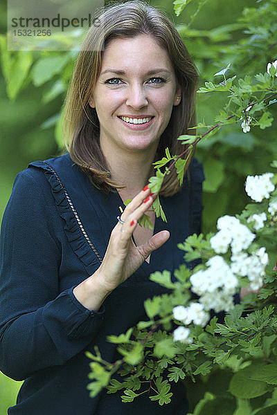 Junge Frau in der Natur