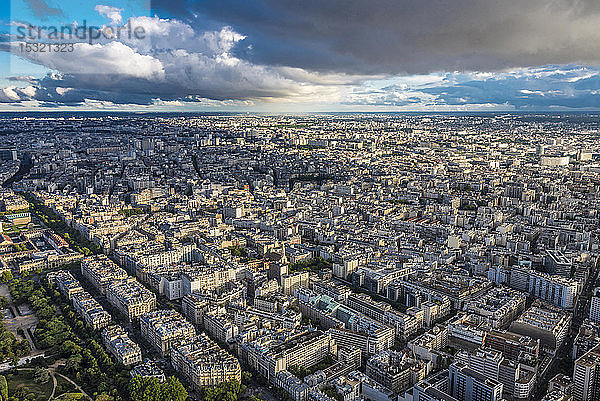 Frankreich  15. Arrondissement von Paris  Blick vom Eiffelturm auf den südlichen Stadtrand (Eglise Saint Leon und Schule Jeanne Manuel-Dupleix mit grünem Dach)