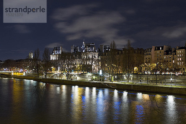 Frankreich  Paris  75  4. Arrondissement  Quai de l'Hotel de Ville  bei Nacht