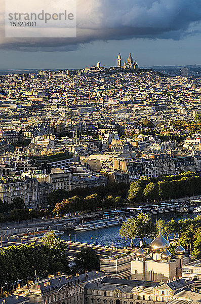 Frankreich  Paris  Blick vom Eiffelturm (von der orthodoxen Kathedrale der Heiligen Dreifaltigkeit zur Herz-Jesu-Basilika von Paris)