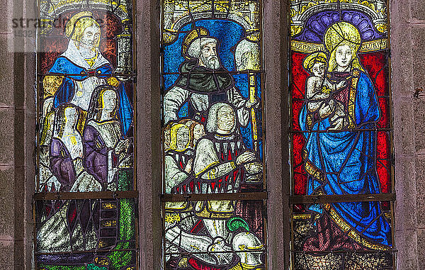 Frankreich  Bretagne  Le Faouet  Chapelle Sainte Barbe  Detailansicht der Glasmalerei im Renaissancestil  die das Leben der Heiligen Barbara darstellt