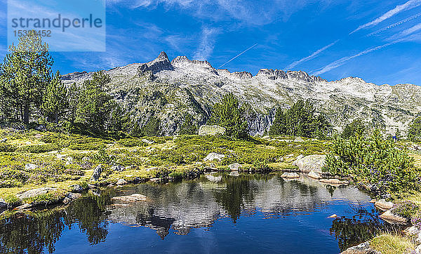 Frankreich  Hautes-Pyrenees  Haute Vallee d'Aure  Nationales Naturreservat Neouvielle  Gipfel Neouvielle (oder Aubert)  2863 Meter hoch und der Aumar-See