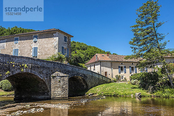 Frankreich  Dordogne  Perigord Vert  Saint-Jean-de-Cole (Plus Beau Village de France - Schönstes Dorf Frankreichs)  mittelalterliche Buckelbrücke
