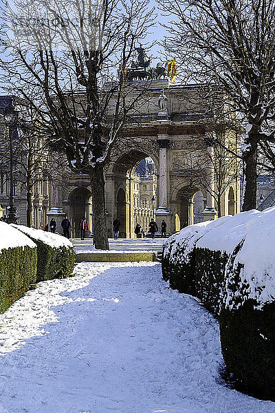 Europa  Frankreich  Ile de France  Paris  Der Tuileriengarten unter dem Schnee  L'Arc de Triomphe du Carrousel (Triumphbogen auf dem Place du Carrousel)