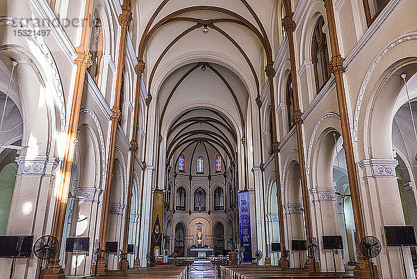 Vietnam  Ho-Chi-Minh-Stadt (Saigon)  Hauptschiff der katholischen Kathedrale Notre-Dame (Architekt Jules Bouraud  19. Jahrhundert)