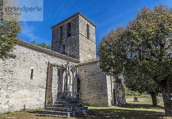 Frankreich  Drome  Regionaler Naturpark der provenzalischen Baronnies  Dorf Sainte Jalle  Kirche Notre Dame de Beauvert (12. Jahrhundert)