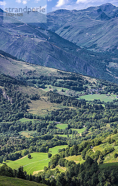 Frankreich  Hautes-Pyrenees  Blick auf das Vallee d'Aure vom Col de Val Louron-Azet (Straße des Pla d'Adet de Saint Lary-Soulan)